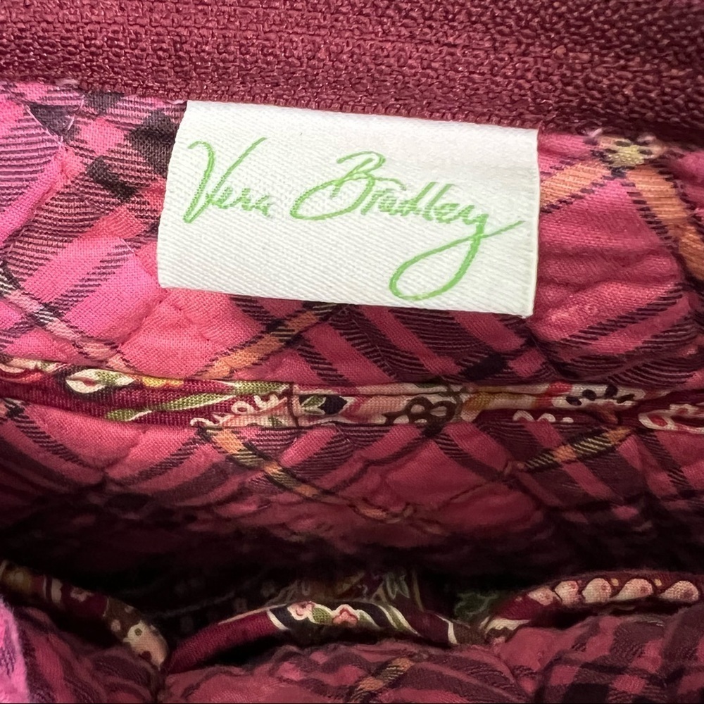 VERA Bradley med bag w pattern in shades of maroon and pink. Excellent condition - Picture 9 of 10